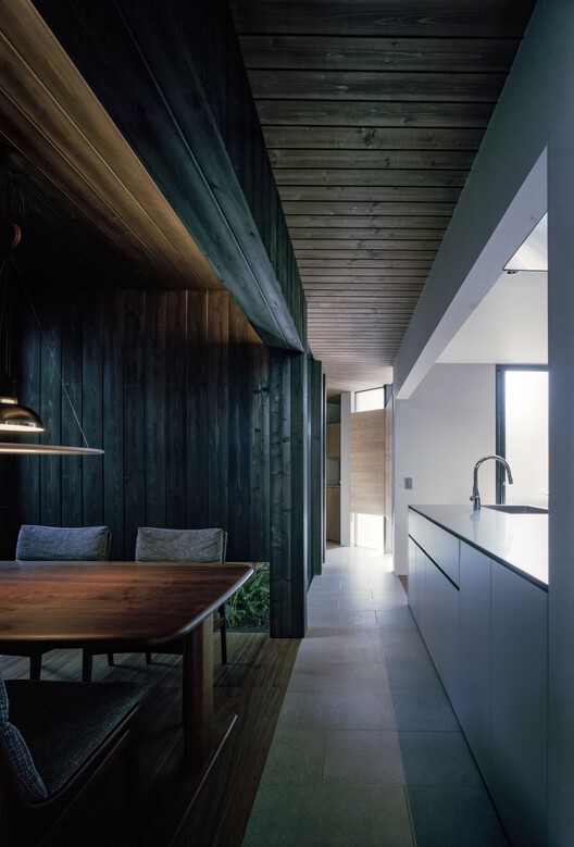 Дом в Фуджидере / FujiwaraMuro Architects — Фотография интерьера, кухня, окна