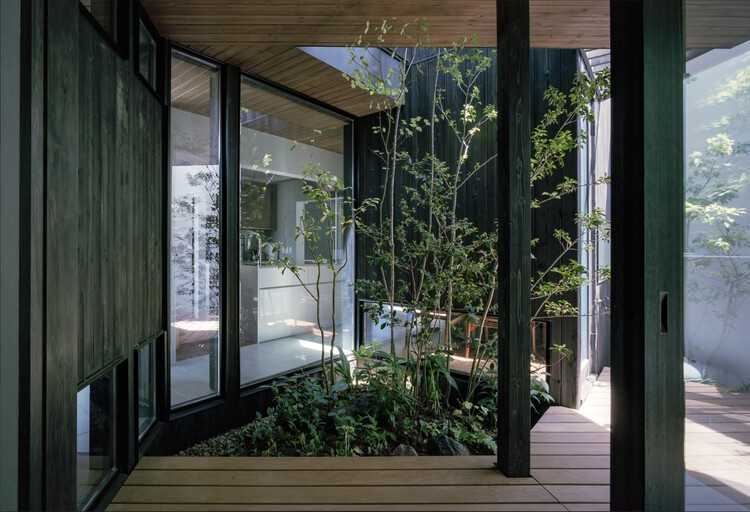 Дом в Фуджидере / FujiwaraMuro Architects - Экстерьерная фотография, стекло, фасад, сад