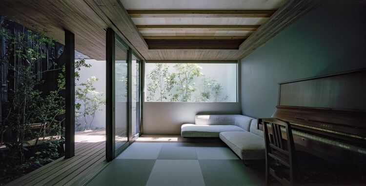 Дом в Фуджидере / FujiwaraMuro Architects — Фотография интерьера, окна, спальня