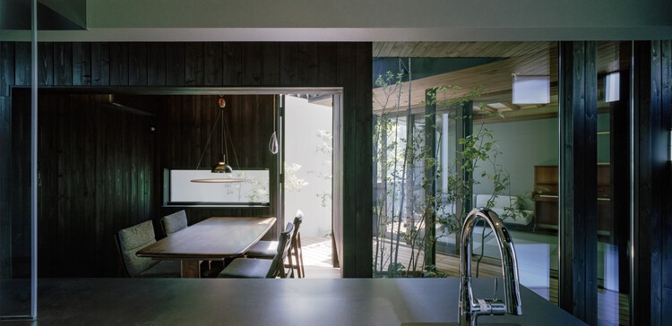 Дом в Фуджидере / FujiwaraMuro Architects — Фотография интерьера, кухня, стол, стул