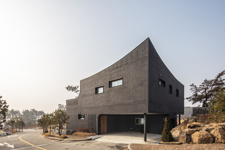 За пределами красного: архитектура из серого и черного кирпича — изображение 10 из 21
