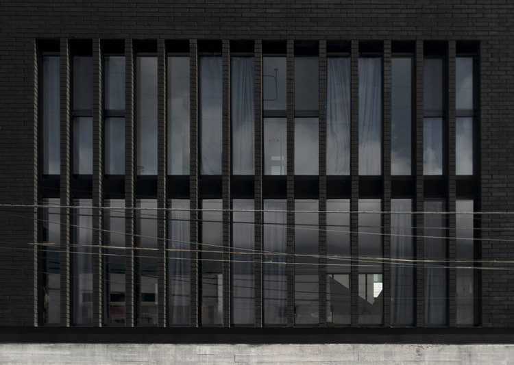 За пределами красного: архитектура из серого и черного кирпича — изображение 20 из 21
