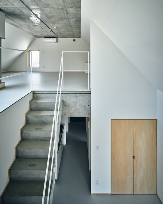 Жилой комплекс в Омори-чо / SEITARO ASO ARCHITECTURE INC. - Фотография интерьера, лестницы, перила