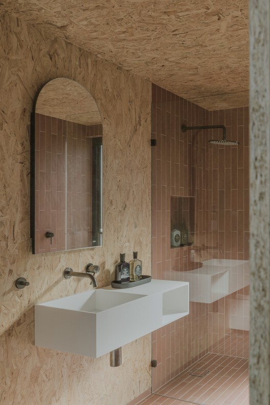 Общий дом Косчи / Студия Алана Пауэлла — фотография интерьера, ванная комната, раковина, столешница, кирпич, балка