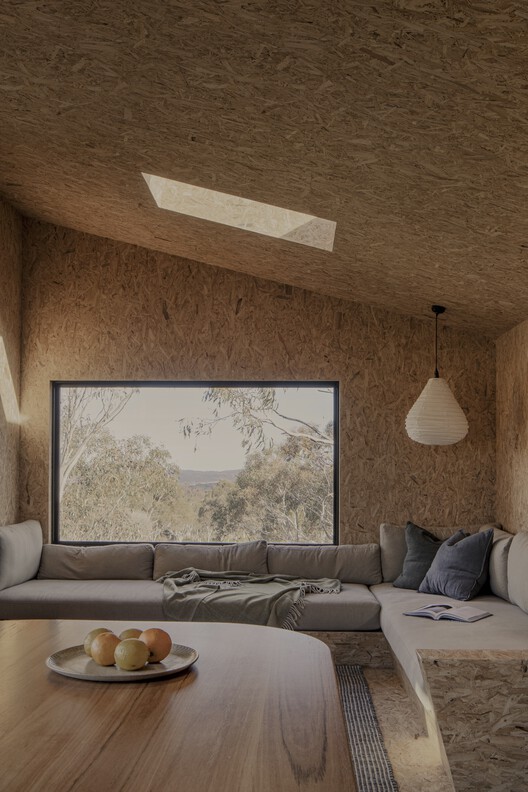 Общий дом Косчи / Студия Алана Пауэлла — фотография интерьера, гостиная, диван, стол, балка, окна