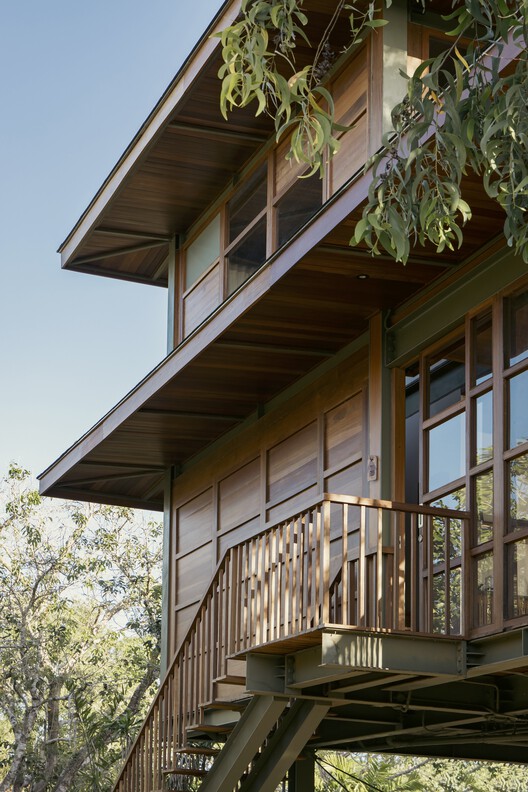 Домик на дереве / Студии на сваях - Экстерьерная фотография, окна, лестница, фасад, перила