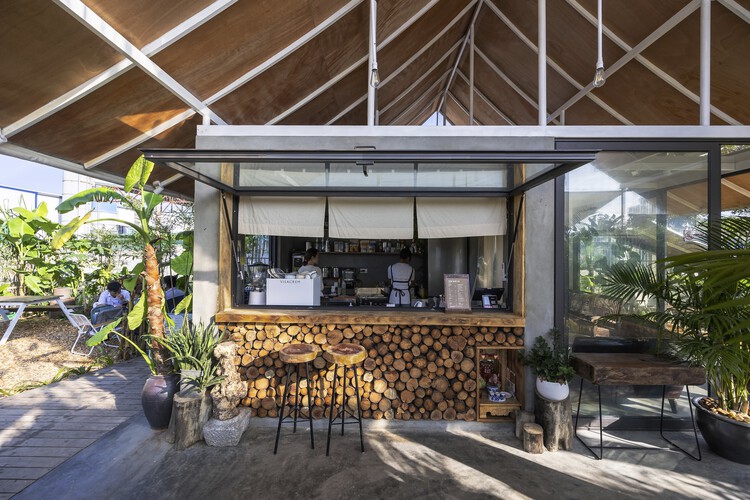 Ká Coffee / Nguyen Khac Phuoc Architects - Фотография интерьера, кухня, стул, стол, балка, окна, патио, сад, терраса