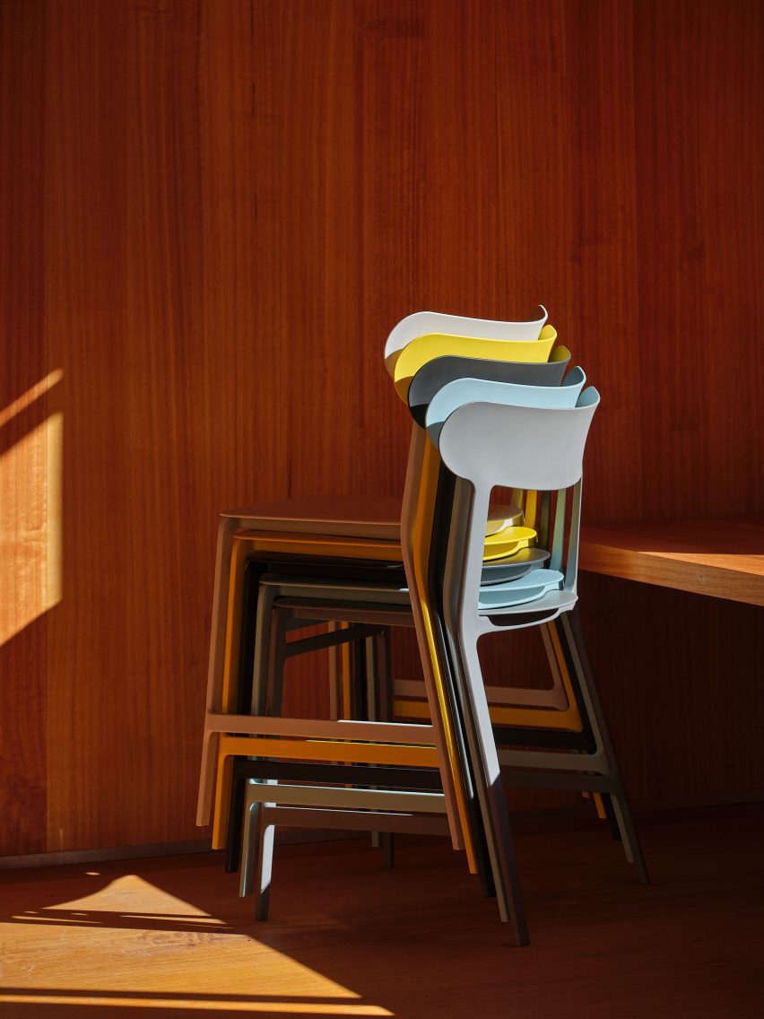 Стопка стульев Lightly разного цвета от Formway для Noho