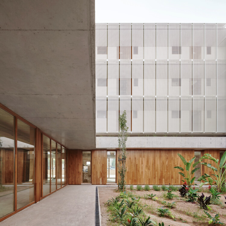 Здание жилого и общественного дневного центра / Хавьер де лас Эрас Соле - фотография экстерьера, окна, фасад, бетон