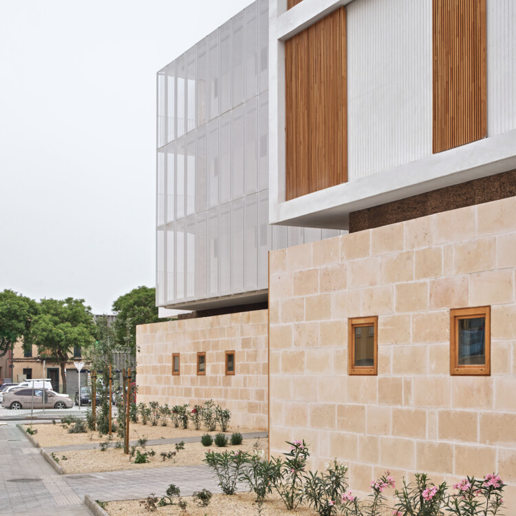 Здание жилого и общественного дневного центра / Хавьер де лас Эрас Соле - фотография экстерьера, окна, фасад
