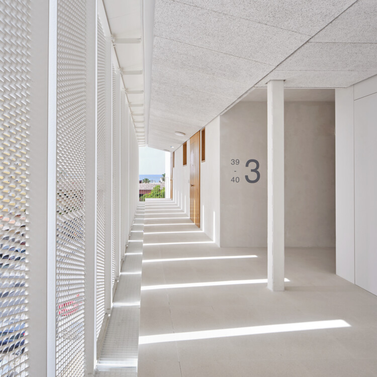 Здание жилого и общественного дневного центра / Хавьер де лас Эрас Соле — фотография интерьера, лестница, колонна