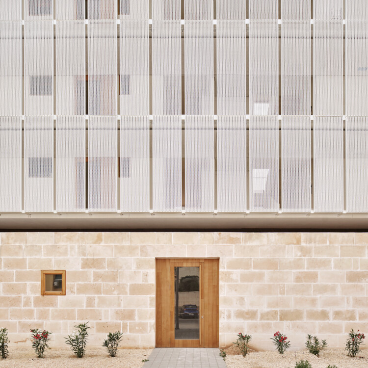 Здание жилого и общественного дневного центра / Хавьер де лас Эрас Соле - фотография интерьера, окна, двери, кирпич, фасад