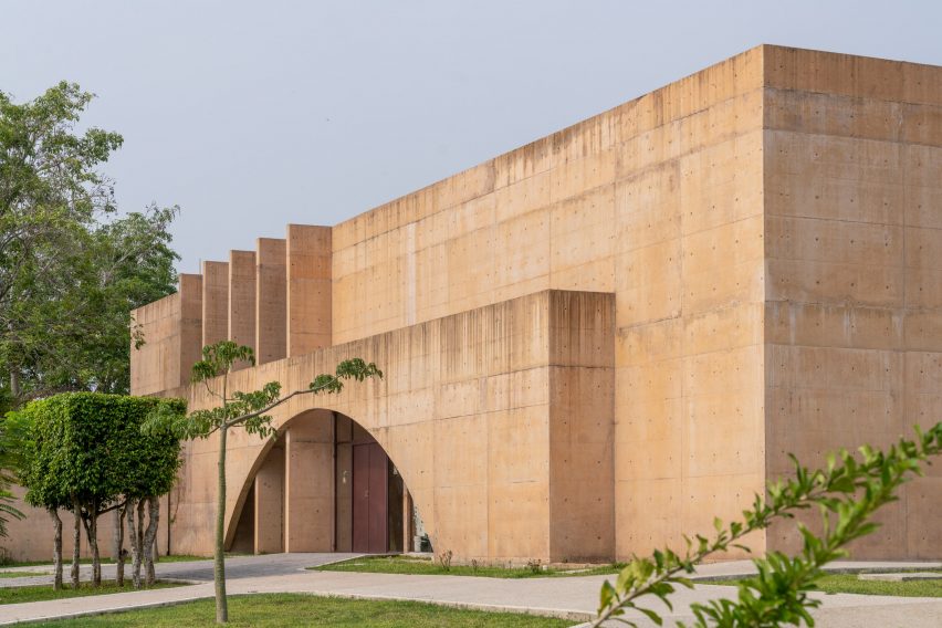 Здание из цветного бетона в Мексике