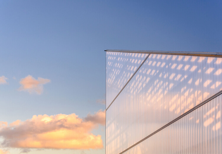 Экологичность, легкость и стройность: энергоэффективная архитектура из полупрозрачного поликарбоната — изображение 7 из 7
