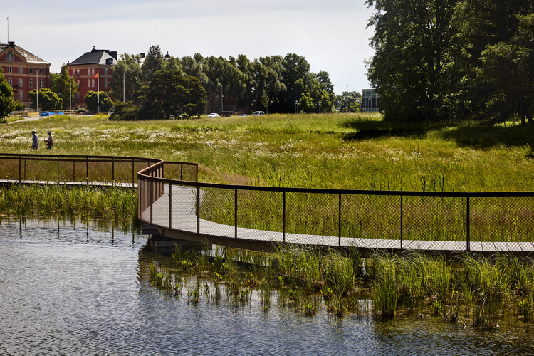 Пруд с ливневой водой в Exercisfältet / White Arkitekter — фотография экстерьера, забор, набережная, сад