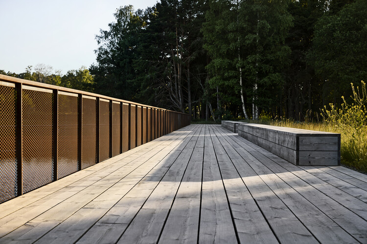 Пруд с ливневой водой в Exercisfältet / White Arkitekter — фотография экстерьера, забор, терраса, перила