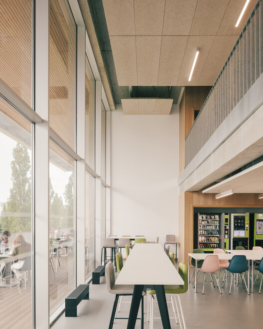 ЭСИЭЭ[it] Высшая школа / ValletdeMartinis Architectes - Фотография интерьера, стол, стул, окна
