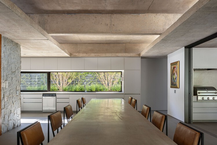 Дом Данте / Bloco Arquitetos - Фотография интерьера, стол, стул