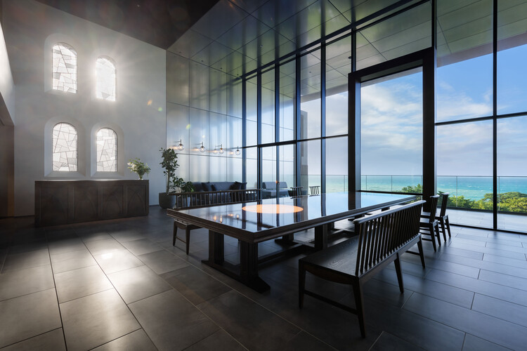 GOTO Retreat Ray / TAISEI DESIGN Planners Architects & Engineers — Фотография интерьера, стол, окна, стул