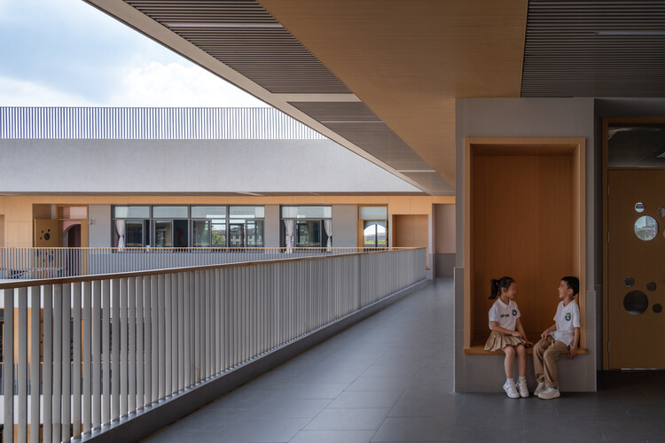 Начальная школа Фэнпу / Архитектура Уян — фотография интерьера, окон, перил