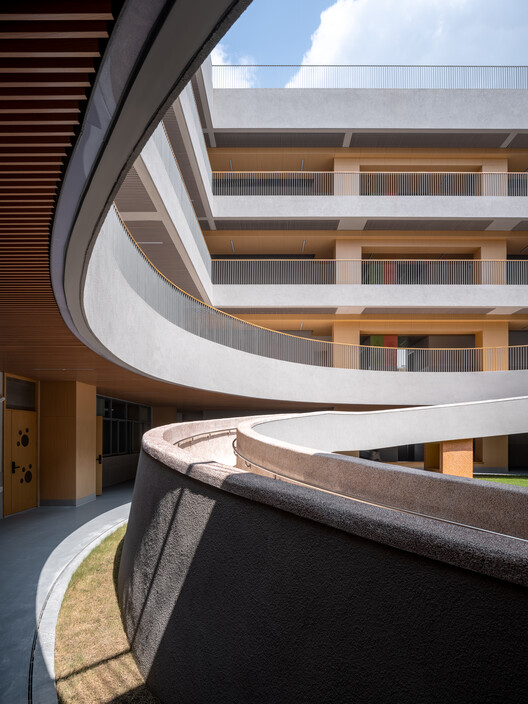 Начальная школа Фэнпу / Архитектура Уян - Фотография интерьера, лестница, окна, фасад