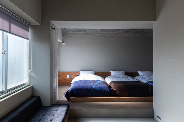 KAGANHOTEL / OHАрхитектура - Фотография интерьера, спальня, окна, кровать, балка