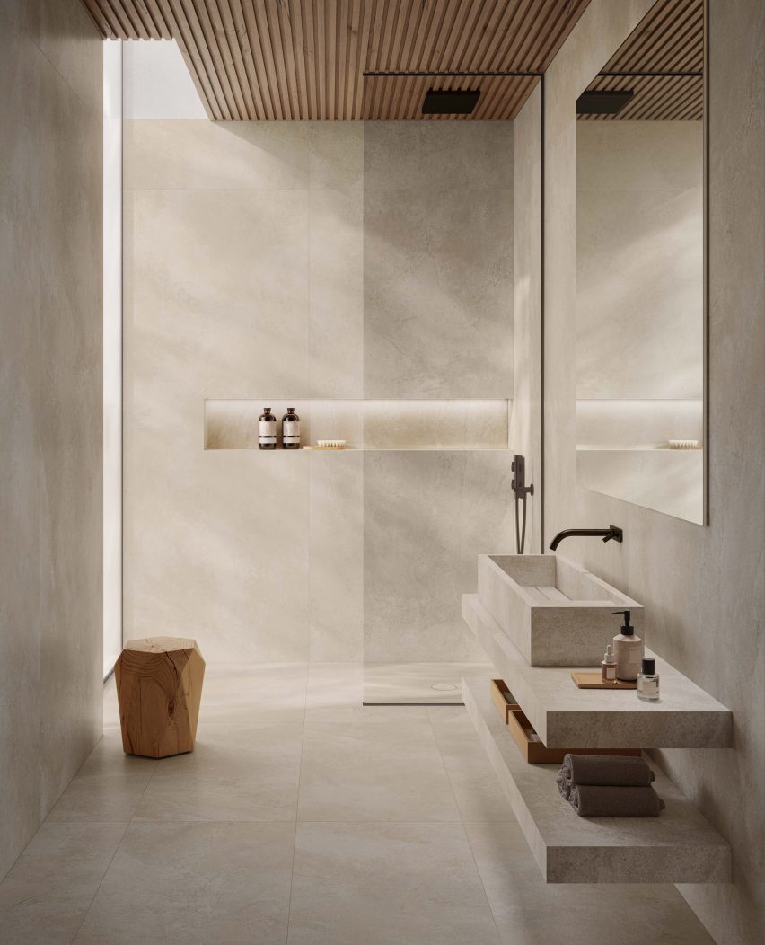 Ванная комната с каменной отделкой нейтрального цвета и деревянным потолком.