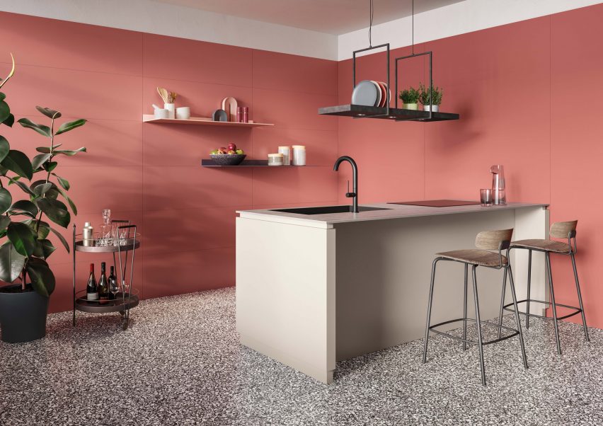 Кухня со стенами, выложенными красно-розовой плиткой