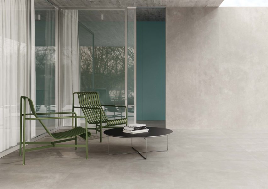 Зеленые металлические стулья на террасе, выложенной плиткой