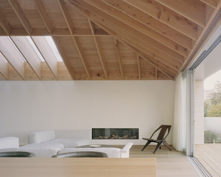 RK Residence / Seear-Budd Ross — Фотография интерьера, спальня, стол, балка, окна
