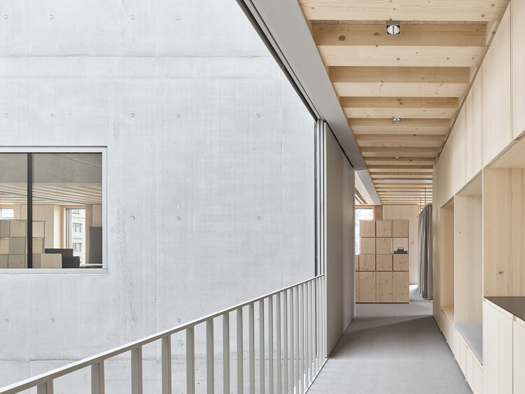 Офис GWG в Тюбингене / VON M - Фотография интерьера, окна, фасад, бетон, перила