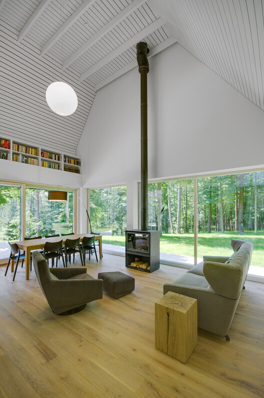 Дома внутри и снаружи в Литве: 20 проектов с большими окнами, создающими атмосферу природы — изображение 16 из 24