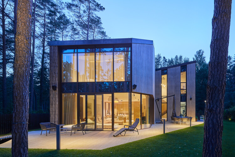 Дома внутри и снаружи в Литве: 20 проектов с большими окнами, создающими атмосферу природы — Изображение 10 из 24