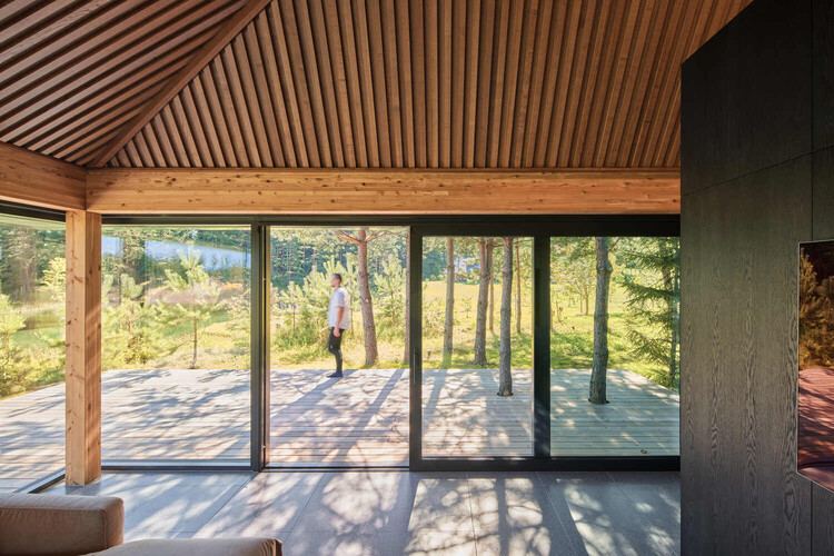 Дома внутри и снаружи в Литве: 20 проектов с большими окнами, создающими атмосферу природы — изображение 2 из 24
