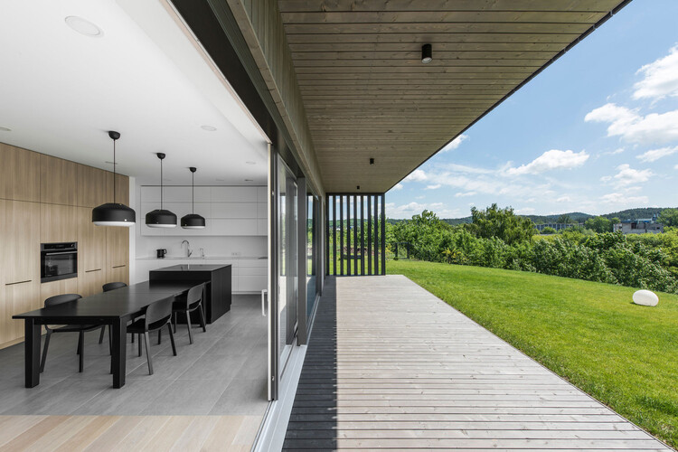Дома внутри и снаружи в Литве: 20 проектов с огромными окнами, зовущими природу — Изображение 14 из 24