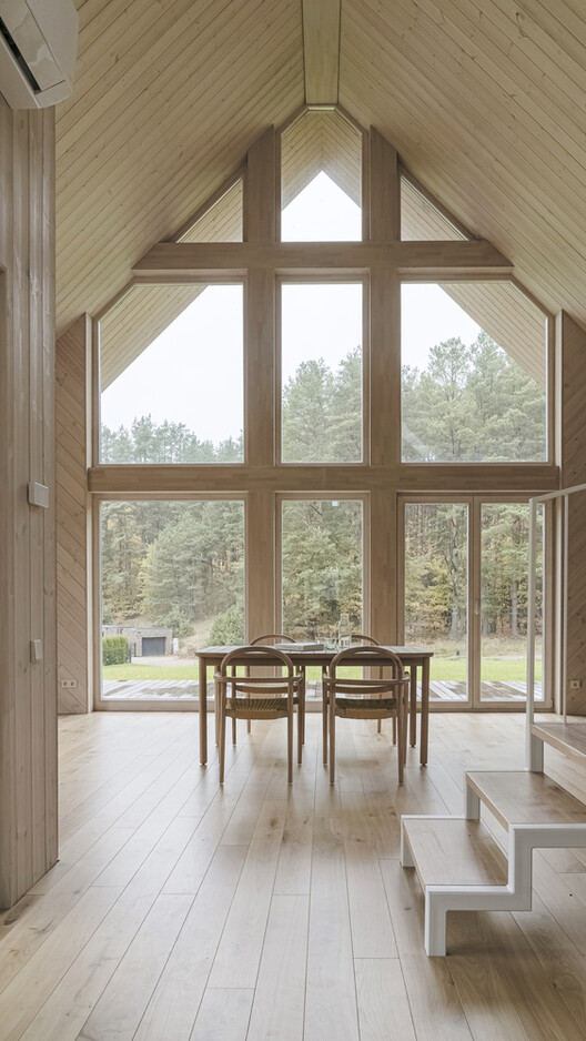 Дома внутри и снаружи в Литве: 20 проектов с огромными окнами, которые создают атмосферу природы — изображение 3 из 24