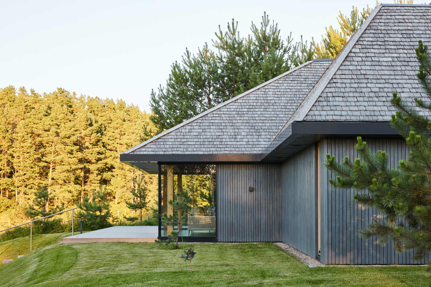 Дома внутри и снаружи в Литве: 20 проектов с большими окнами, которые приглашают к природе