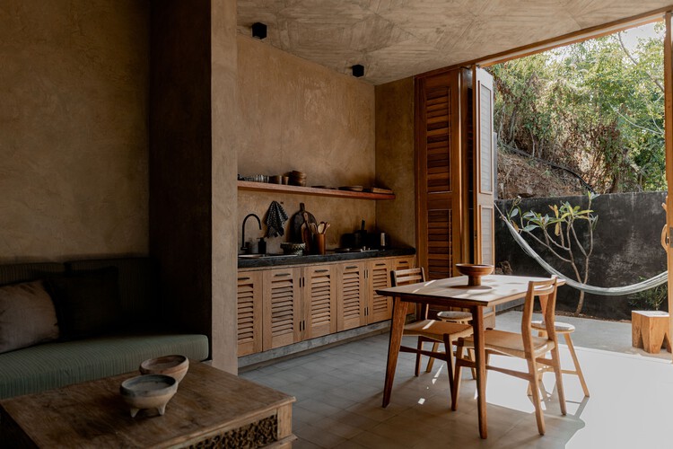 Дома в La Extraviada / em-studio - Фотография интерьера, кухня, стол, балка, окна