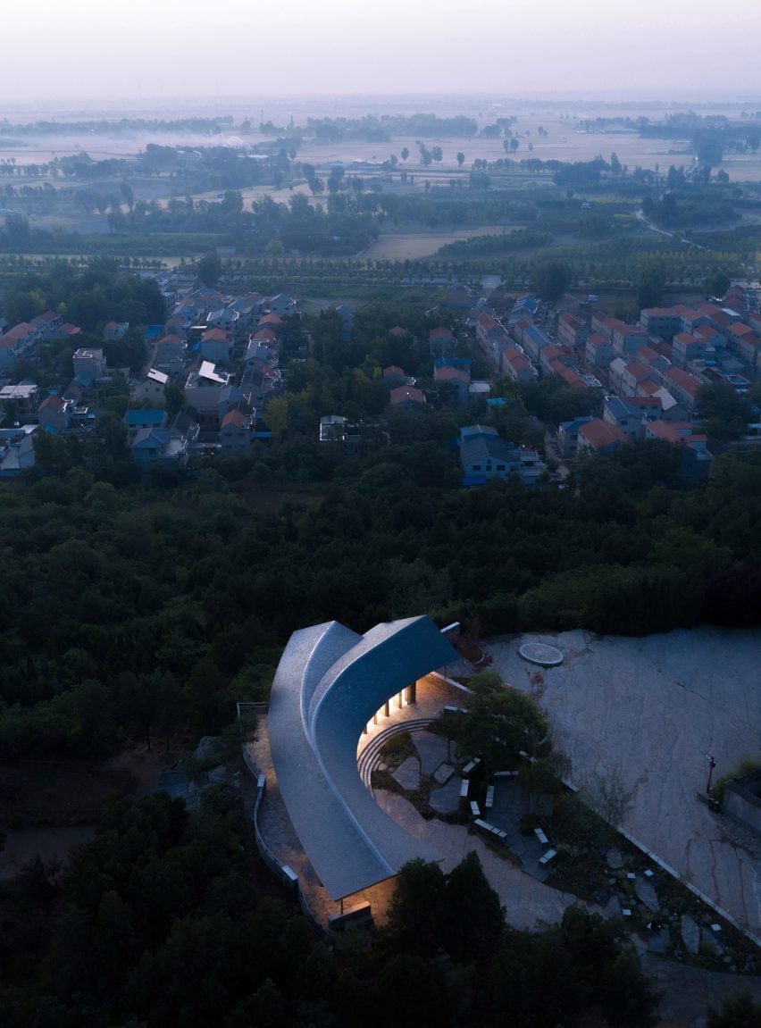 Ресторан с покатой крышей в Китае