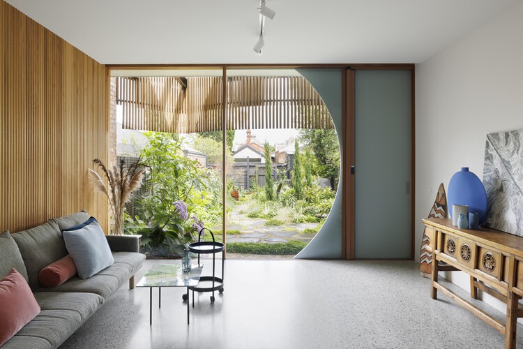 Tiara House / FMD Architects — Фотография интерьера, гостиная, окна