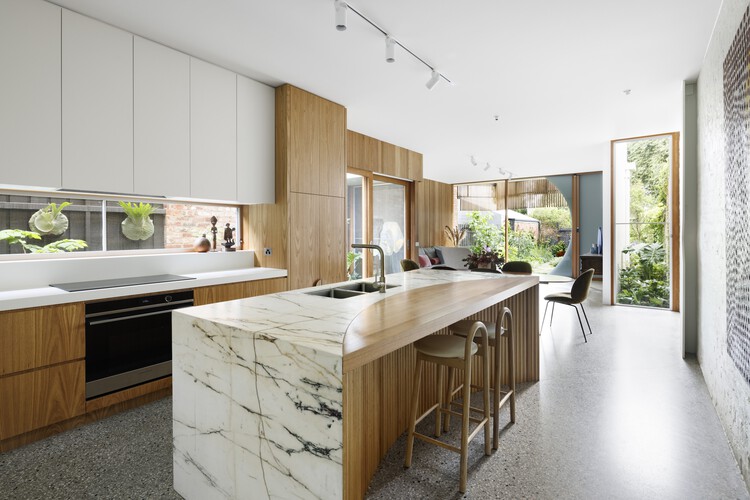 Tiara House / FMD Architects - Фотография интерьера, кухня, столешница, стол, стул, раковина, окна