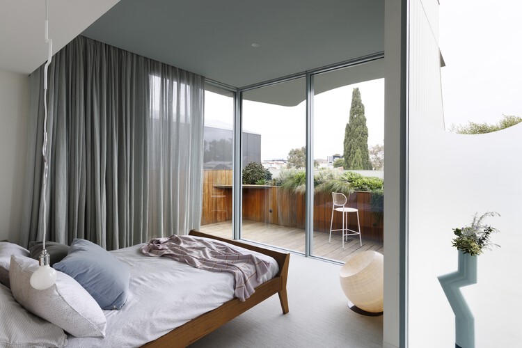 Tiara House / FMD Architects - Фотография интерьера, спальня, дверь, стул, кровать, окна