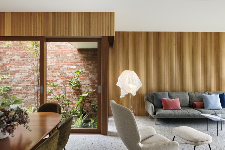 Tiara House / FMD Architects - Фотография интерьера, гостиная, стул, стол, окна