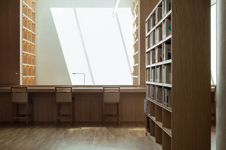 Библиотека Деба / Студия Чжаохуэй Ронг - Фотография интерьера, шкаф, окна
