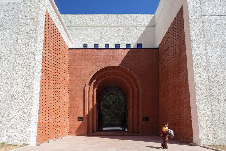 Библиотека Деба / Студия Чжаохуэй Ронг — фотография экстерьера, кирпич, арка, аркада
