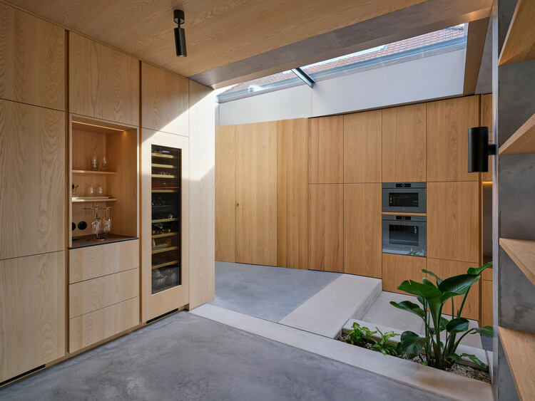 East West House / Bloot Architecture — Фотография интерьера, кухня, окна