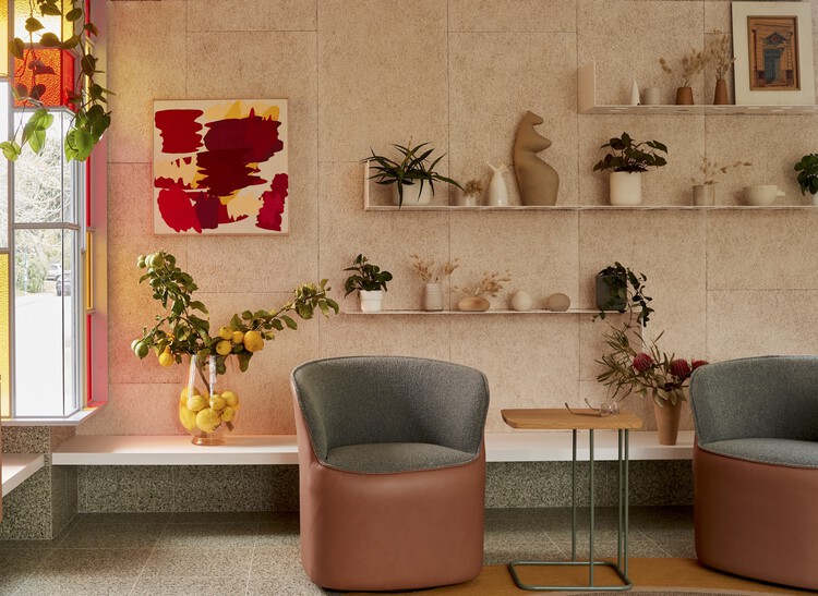 Дом 123 / Архитектор Нила Крауни — фотография интерьера, гостиная, окна, стул