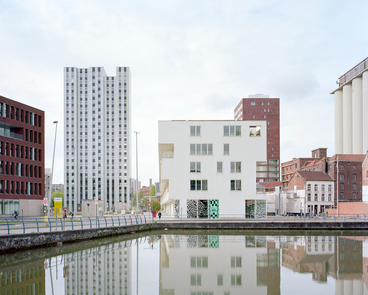 Tweewater Housing / XDGA - Xaveer De Geyter Architects - Экстерьерная фотография, окна, набережная, фасад, городской пейзаж