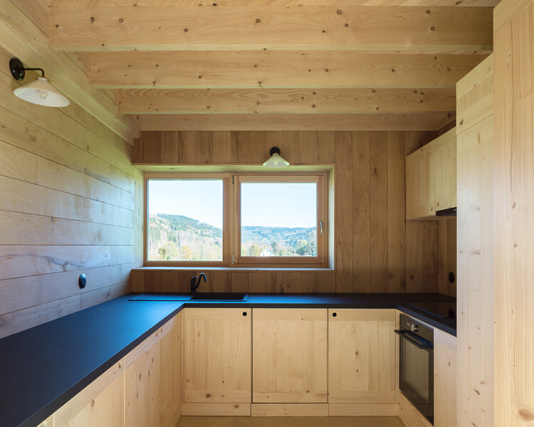 Ban-sur-Meurthe House / Studiolada - Фотография интерьера, кухня, столешница, окна, балка, раковина
