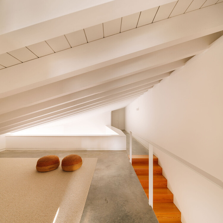 TFC House / LADO Arquitectura e Design - Фотография интерьера, лестница, перила, балка